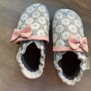 CUTE Robeez leather soft sole 12-18 months shoes